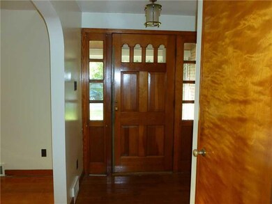 Entry/Foyer.
