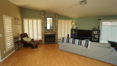 5 - LIVING ROOM-