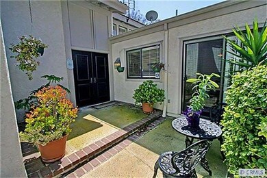 Courtyard patio at front door and access to kitche