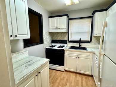 10 Glen Hollow Dr unit C12, Holtsville, NY 11742 - photo 2