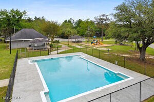 Walking distance to community pool