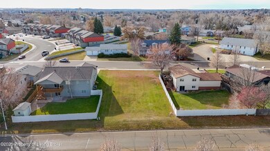 847 11th St E, Dickinson, ND 58601 - photo 4