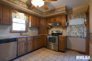 1902 W 37th St, Davenport, IA 52806 - photo 5