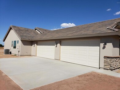 3025 - SIDE GARAGE