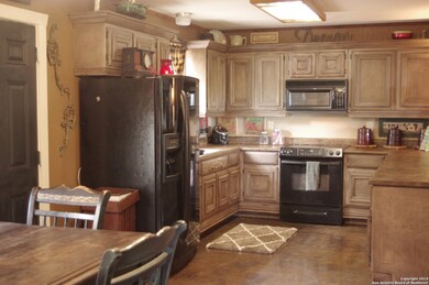 1002 County Road 242, Hondo, TX 78861 - photo 5