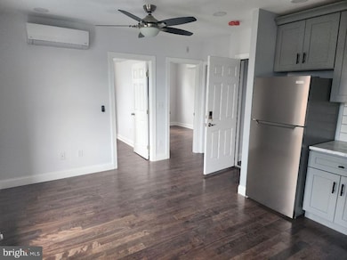 217 Green Ln unit 4, Philadelphia, PA 19127 - photo 2