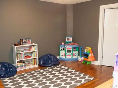 415 New St, Freemansburg, PA 18017 - photo 5