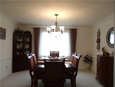 Dining Room. Beautiful Crown and Chair Rail
