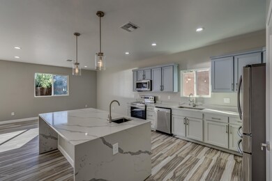 3304 E Elida St__038