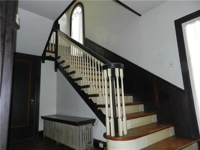Entry/Foyer.