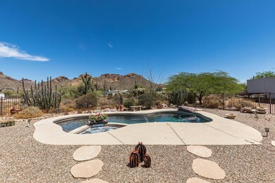 Sparkling pebble-tec diving pool/spa!