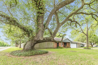 1705 Sherwood Cir, Alvin, TX 77511 - photo 4