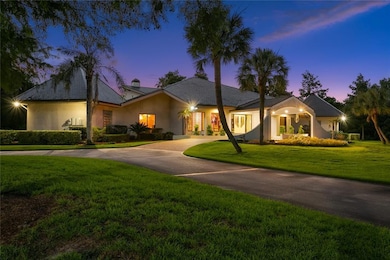 This home offers the
look and feel of an upscale
r