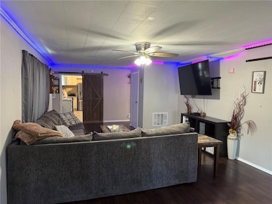 725 W 3rd St, Pittsburg, KS 66762 - photo 2