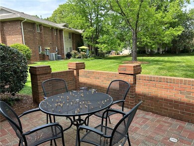 3 Fountain View Cir unit B, Greensboro, NC 27405 - photo 4