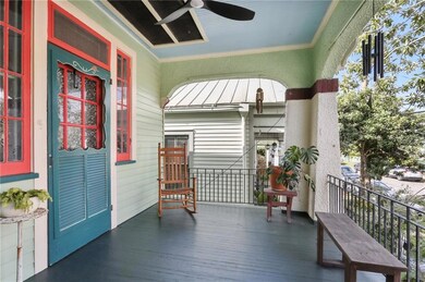 Spacious covered front porch!
