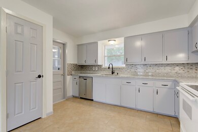 709 S Lee St, Alvin, TX 77511 - photo 3