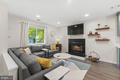 11308 Gatesborough Ln, Reston, VA 20191 - photo 6