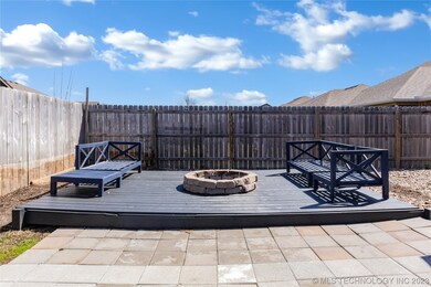 LARGE BACKYARD WITH PLENTY OF ROOM, COMPLETE PRIVA