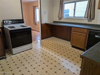 1st Floor Kitchen w/stove, refrigerator and dishwasher