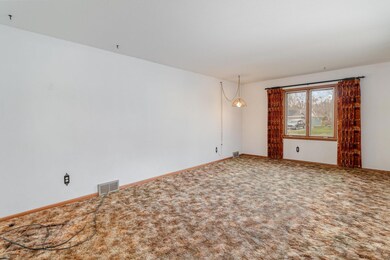 The Large 19 x 11 Livingroom great for entertaining