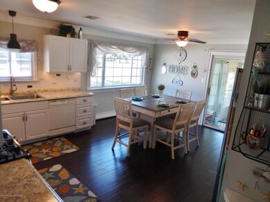 eat-in kitchen