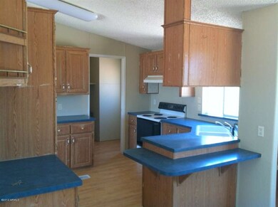 LARGE KITCHEN