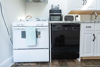 11 Bray St, Colts Neck, NJ 07722 - photo 4