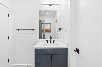 Third bathroom with frameless walk-in  shower - Fi