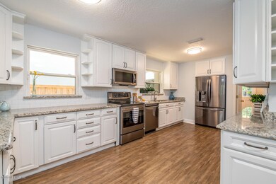 huge kitchen w granite