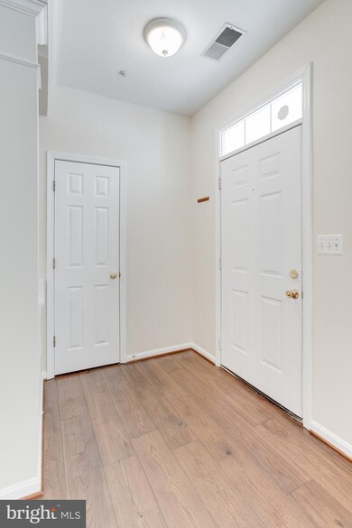 8738 Orchard Green Ct, Odenton, MD 21113 - photo 4