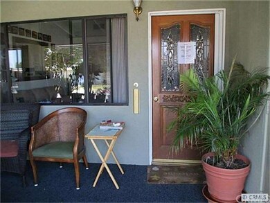 patio w/ Leaded glass entry door