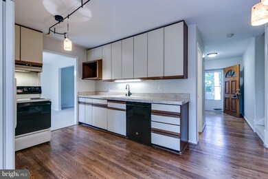 4523 Pickett Rd, Fairfax, VA 22032 - photo 4