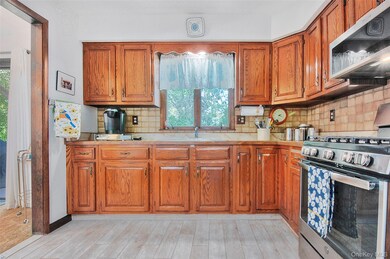 31 Pine Tree Dr, Poughkeepsie, NY 12603 - photo 5