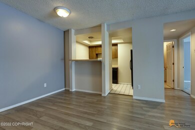 Dining Area & Breakfast Bar