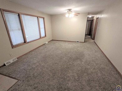 3337 SW James St, Topeka, KS 66614 - photo 6