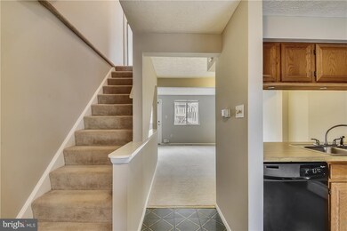 19120 Willow Spring Dr, Germantown, MD 20874 - photo 3