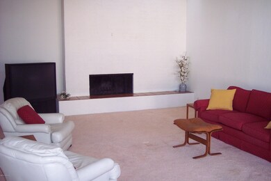 Living room w/gas fireplace