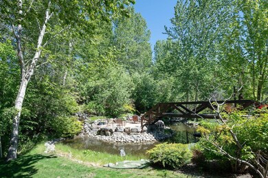 907 Riverside Pond
