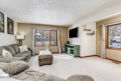 06-Living Room 20230331-DW-4389