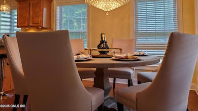 32 Cliff S10+ LR dinner table-144239