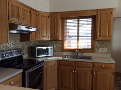 KITCHEN WITH CUSTOM CUPBOARDS