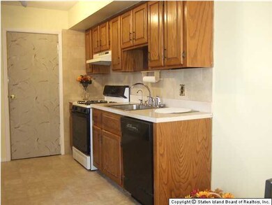 85 Gardenia Ln, Staten Island, NY 10314 - photo 2