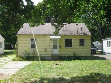 Detached Garage.