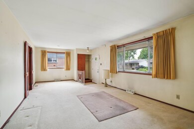 9-web-or-mls-1590-selkirk-rd