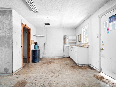 402 W Pleasant St, Churubusco, IN 46723 - photo 5