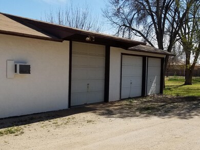 pic13 car garage with office