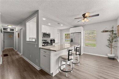 Kitchen w Quartz counters