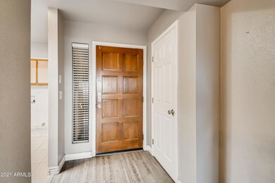 5-796375618-07 Foyer