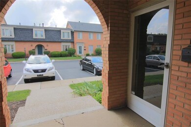 8515 Canterbury Square W, Indianapolis, IN 46260 - photo 3